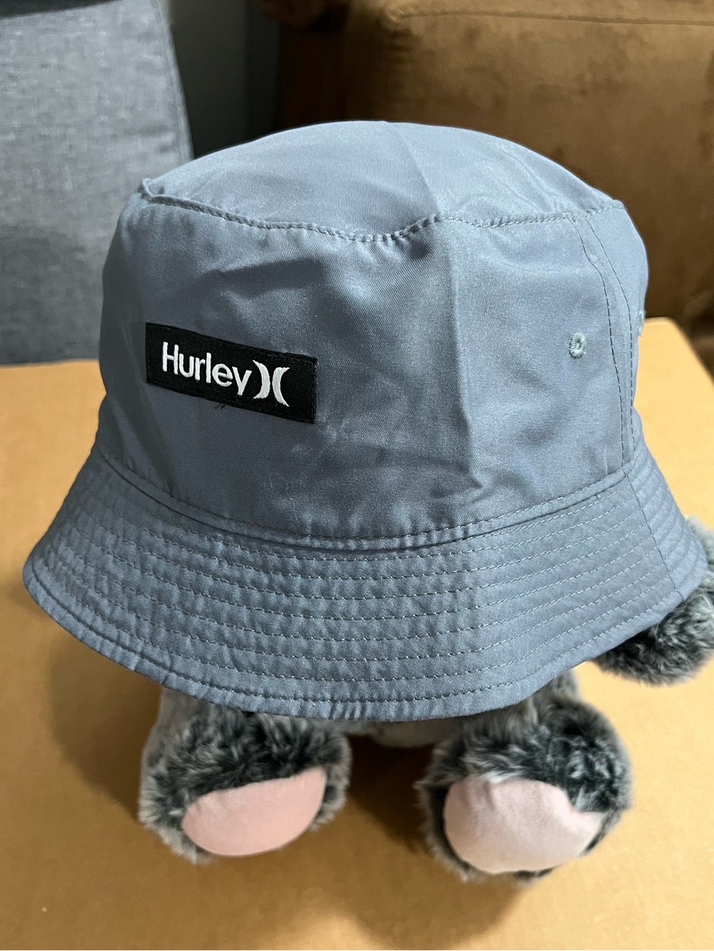 Hurley Youth Kids Gray Bucket Hat with Logo Patch UPF 50 protection.